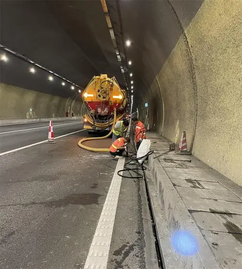 同德隧道排水渠清淤